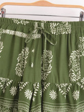 Load image into Gallery viewer, Wild Floral Print ,Short Pants with Pockets, Boho Shorts