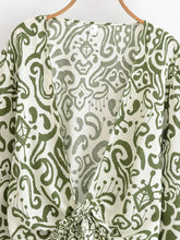 Load image into Gallery viewer, Wild Floral ,Short Kimono ,Bikini Boho Cover-ups